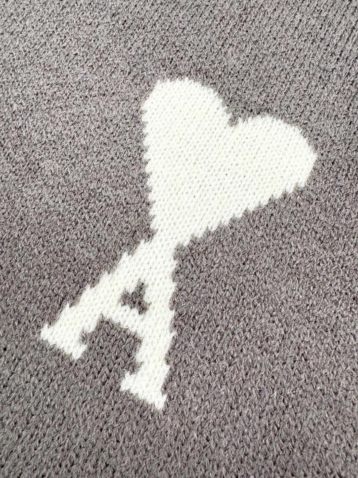 Ami Paris love jacquard crew neck sweater, custom-woven and dyed luxurious merino wool, soft and delicate, comfortable and close to the skin, using high-end morning mist gray as the ink, a gentle riot of grayscale aesthetics. A contrasting love heart jumps on the chest, quietly exuding its own charming halo. The brand is highly recognizable. The elegance and casualness of French fashion is the ultimate simplification of color, and it also conveys the love and persistence of life. Meet the ultimate simplicity. The well-deserved king of Versatile. Process 1: Jacquard tissue imported from Germany. Precisely control the arrangement and interweaving of yarns. Carefully interweave the Ami love jacquard artistic pattern on the loom. The fabric is more vivid and three-dimensional. Process 2: Softening and deodorizing process of garment washing water. Deeply clean and deodorize the clothes through professional washing equipment and specific detergents. Improve the feel and appearance of the clothes. Accessories: Customized 1:1 Ami trademark. Version: Loose version. Size: S M L XL Style number: 25374